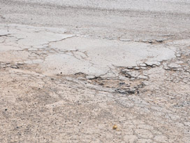 Tarihi İpek Yolu çukurdan geçilmiyor 