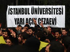 Üniversitelilerden polis aramasına protesto 