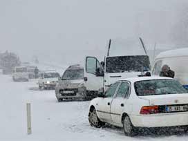 Uşak-Ankara yolu kar nedeniyle kapandı 