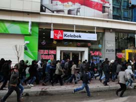 Van'da polisi taşlayan 20 kişi gözaltına alındı 