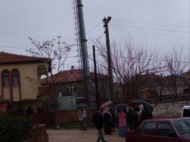 Yağmur altında baz istasyonu protestosu 