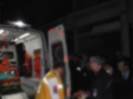 Yaralı yakınları ambulans şoförünü bıçakladı 