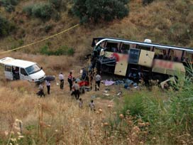 Yolcu otobüsü devrildi: 3 ölü, 12 yaralı 