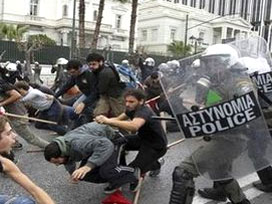 Yunanlılar siyasilere yoğurt attı 