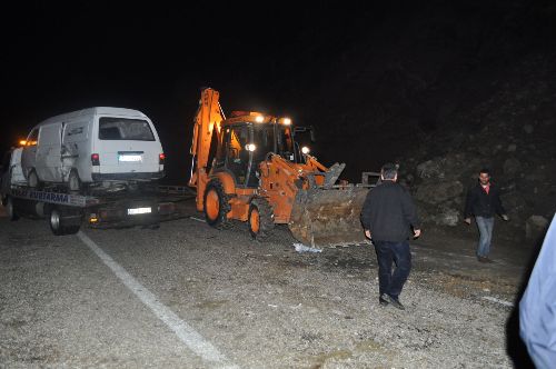 Aracın üzerine kaya düştü: 4 yaralı