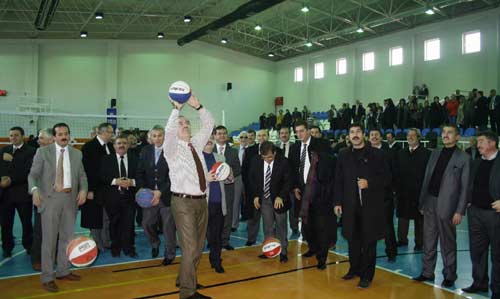 Başkanlar öğrencilerle voleybol oynadı /