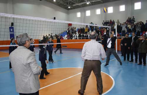 Başkanlar öğrencilerle voleybol oynadı /