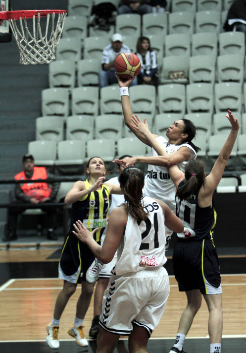 Derbinin galibi Fenerbahçe: 79-76