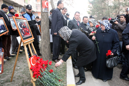 Diyarbakır Gaffar Okkan'ı gözyaşlarıyla andı