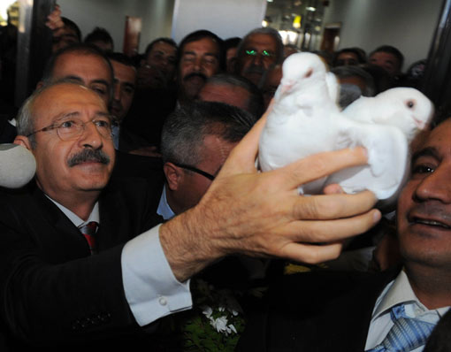 Diyarbakır'da çifte güvercin uçurdu