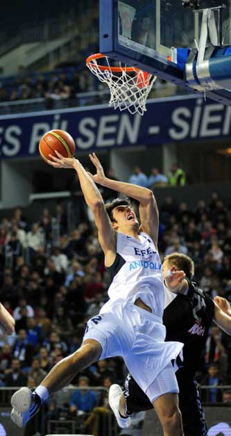 Efes Pilsen uzatmalarda Kartal'ı avladı