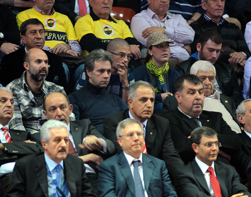 Fener'i evinde yenen Vakıfbank finalde