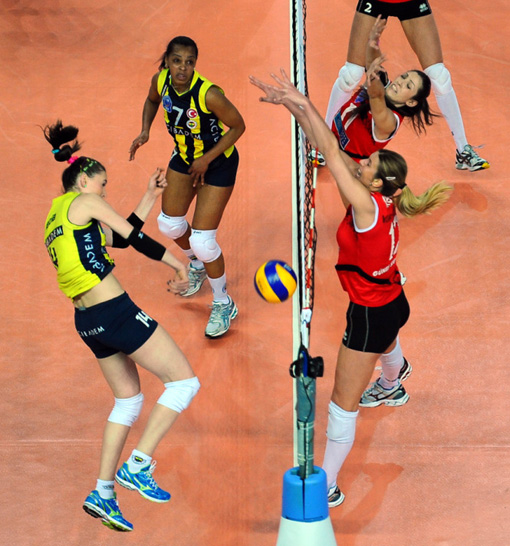 Fener'i evinde yenen Vakıfbank finalde