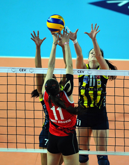 Fener'i evinde yenen Vakıfbank finalde