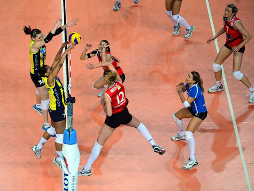 Fener'i evinde yenen Vakıfbank finalde