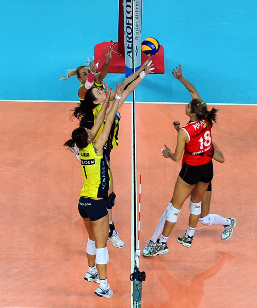 Fener'i evinde yenen Vakıfbank finalde