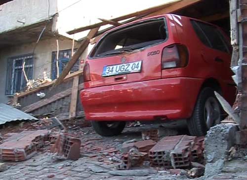 Freni boşalan kamyon çocukların arasına daldı! /