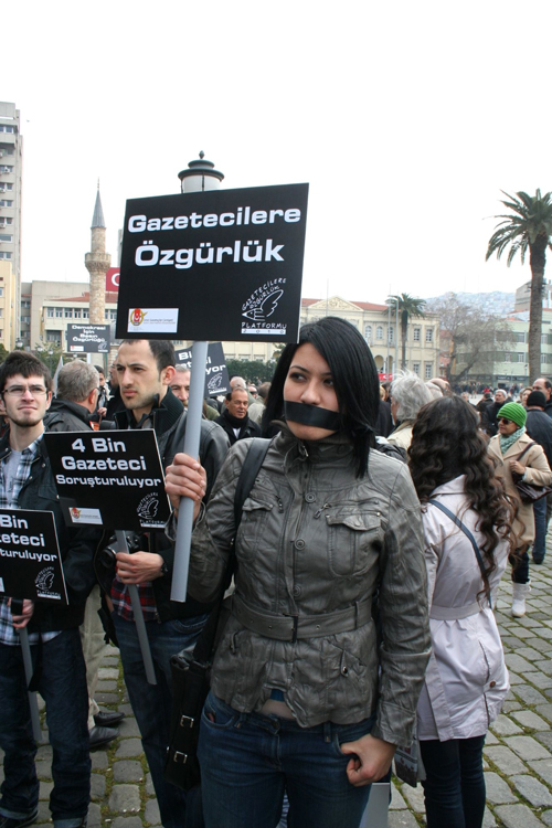 Gazeteci tutuklamalarına İzmir'de protesto/