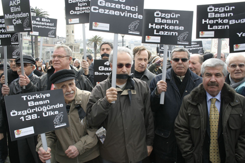 Gazeteci tutuklamalarına İzmir'de protesto/