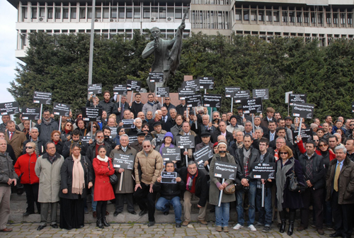 Gazeteci tutuklamalarına İzmir'de protesto/