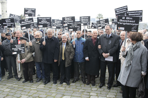 Gazeteci tutuklamalarına İzmir'de protesto/