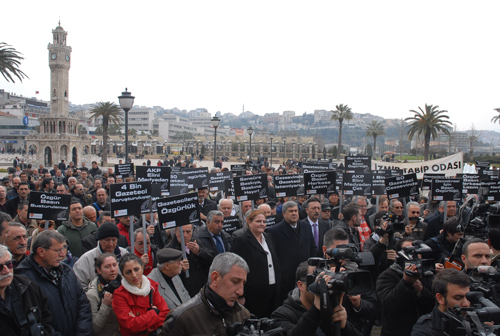 Gazeteci tutuklamalarına İzmir'de protesto/