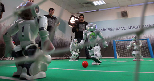 İTÜ'nün robotları futbol maçında