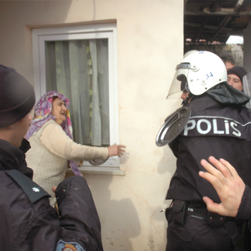 Kadınlar polisi copladı, suyla haşladı