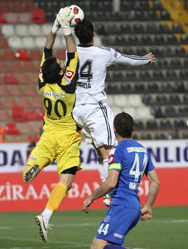 Kara Kartal, zorlanmadan yarı finalde!