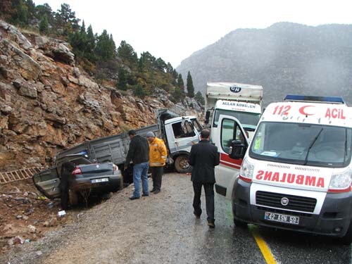 Kazadan yaralı kurtuldu başka bir araç çarptı