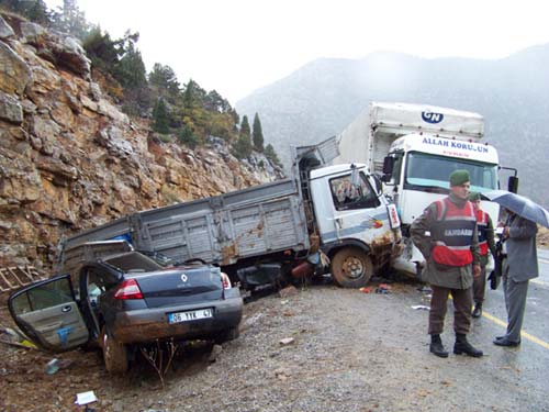 Kazadan yaralı kurtuldu başka bir araç çarptı