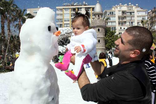 Mersin'e kar yağdırdılar /