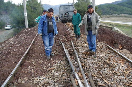 Osmaniye'de yük treni devrildi /