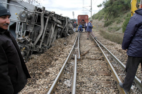 Osmaniye'de yük treni devrildi /