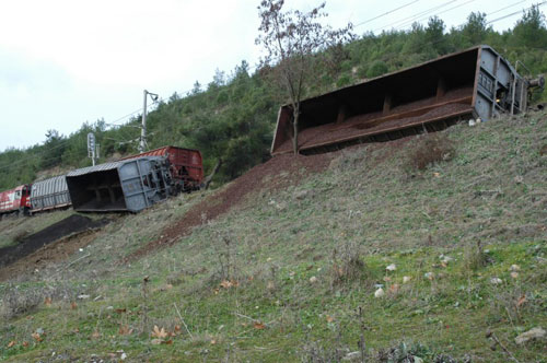 Osmaniye'de yük treni devrildi /