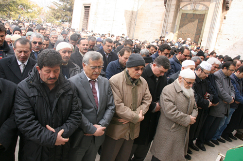 Selimiye Camii avlusu Erbakan için doldu /