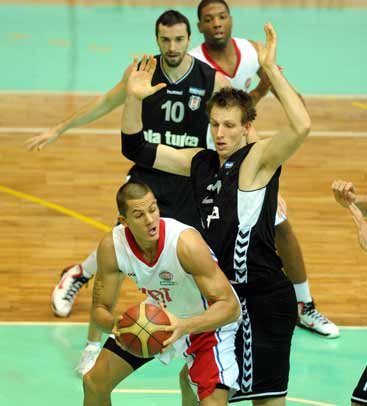 Tofaş, Kartal'ı ezdi geçti: 94-72 /