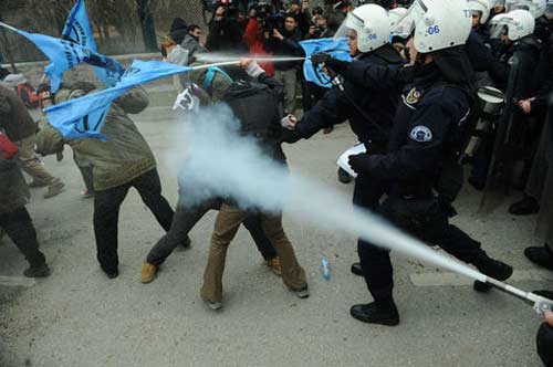 YÖK savaş alanına döndü /