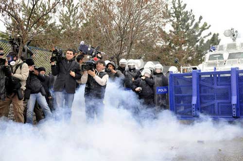 YÖK savaş alanına döndü /