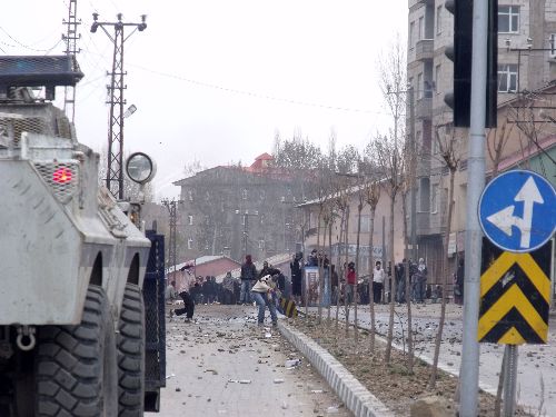 Yüksekova'da izinsiz gösteriye polis müdahalesi