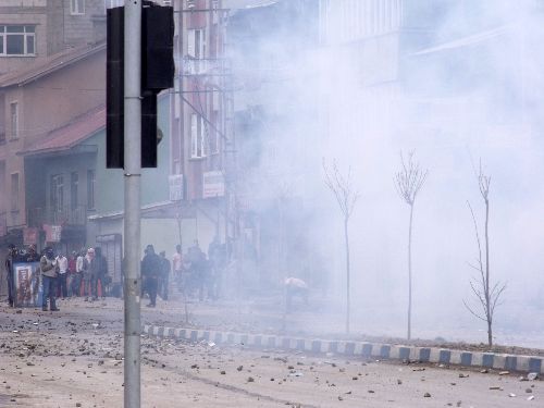 Yüksekova'da izinsiz gösteriye polis müdahalesi