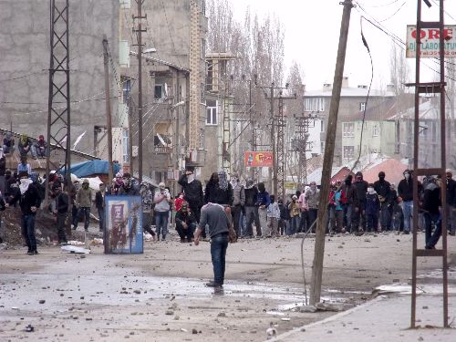 Yüksekova'da izinsiz gösteriye polis müdahalesi