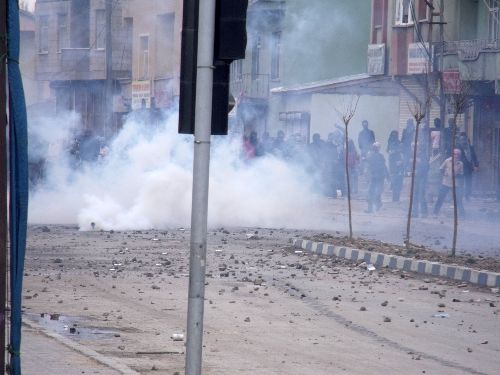 Yüksekova'da izinsiz gösteriye polis müdahalesi