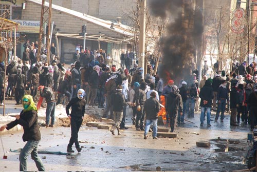 Yüksekova'da polise öldüresiye darp İzle