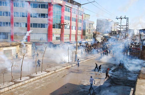 Yüksekova'da polise öldüresiye darp İzle