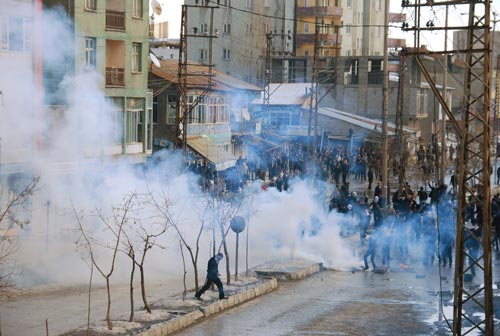 Yüksekova'da polise öldüresiye darp İzle