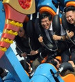 Kim'in askerleri lunaparkta eğlendi